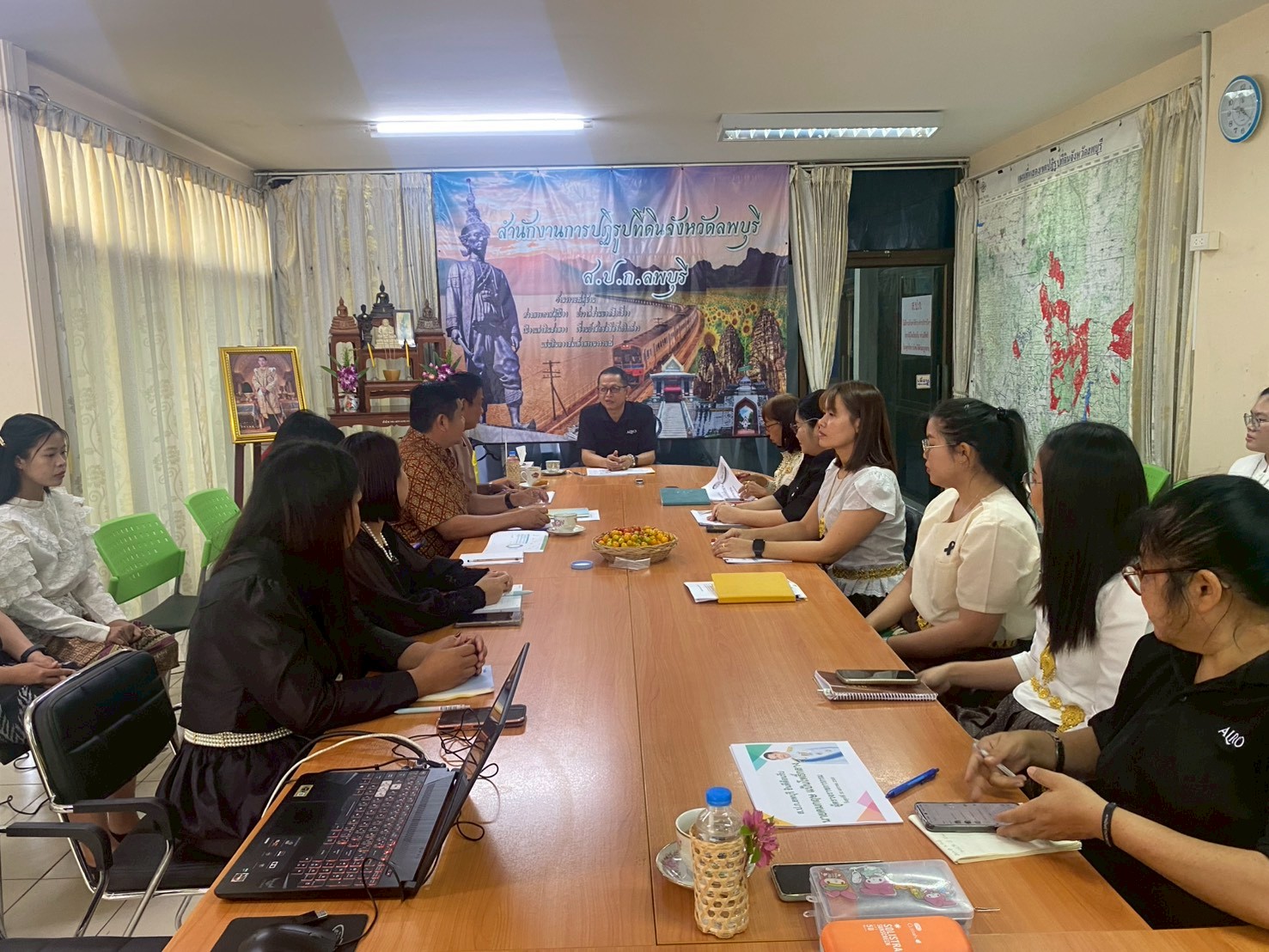 title - วันศุกร์ที่ 30 มกราคม 2569 เวลา 09.30 น. นายคมกฤษ แป้นโพธิ์กลาง ผู้ตรวจราชการกรม สำนักงานการปฏิรูปที่ดินเพื่อเกษตรกรรม ได้เข้าตรวจติดตามงานตามแผนงานของสำนักงานการปฏิรูปที่ดินจังหวัดลพบุรี ประจำปีงบประมาณ พ.ศ. 2569 รอบที่ 1 	ในการนี้ ผู้ตรวจราชการกรม ได้ให้ข้อเสนอแนะ แนวทางการแก้ไขปัญหา แนวทางการดำเนินงานที่เป็นประโยชน์ พร้อมทั้งให้เจ้าหน้าที่ทุกท่านปฏิบัติหน้าที่ด้วยความซื่อสัตย์ สุจริต มีความสามัคคี และได้ให้ขวัญกำลังใจในการปฏิบัติงานเพื่อให้ผลการปฏิบัติงานสำเร็จตามแผนงาน ณ ห้องประชุมสำนักงานการปฏิรูปที่ดินจังหวัดลพบุรี